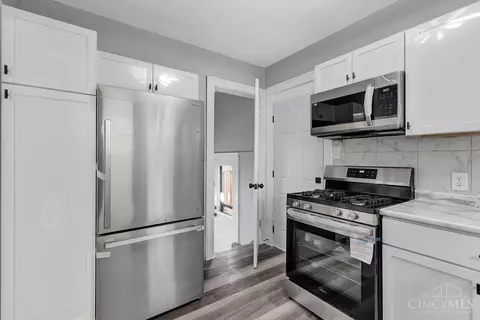 Entry Way - 1124 Elberon Ave, Cincinnati, OH 45205 photo 1 of 2