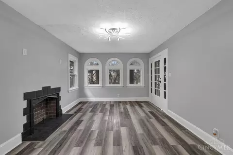 Living - 1124 Elberon Ave, Cincinnati, OH 45205 photo 1 of 3