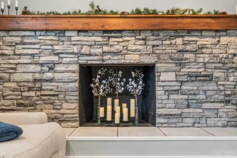 Living - 4206 Edinburgh Dr, Cincinnati, OH 45245 photo 2 of 2