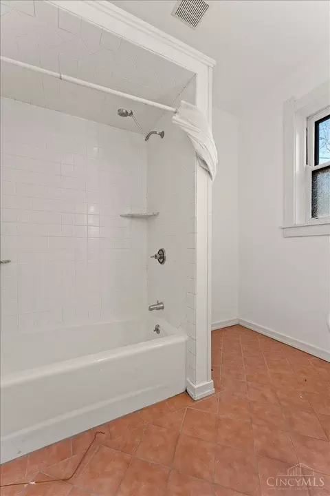 Bath - 558 Howell Ave, Cincinnati, OH 45220 photo 1 of 5