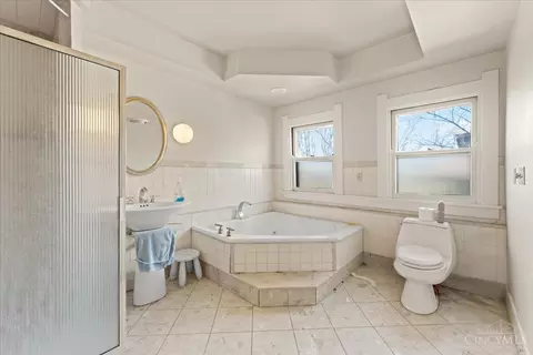 Bath - 558 Howell Ave, Cincinnati, OH 45220 photo 3 of 5