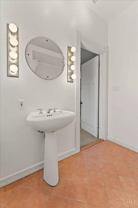Bath - 558 Howell Ave, Cincinnati, OH 45220 photo 2 of 5