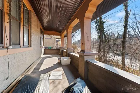 Exterior - 558 Howell Ave, Cincinnati, OH 45220 photo 2 of 4