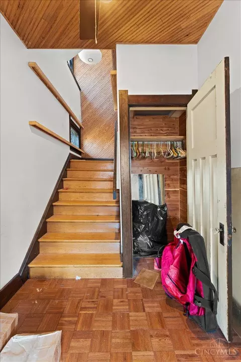 Entry Way - 558 Howell Ave, Cincinnati, OH 45220 photo 2 of 4