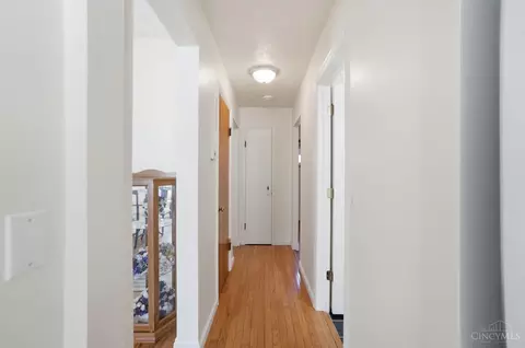 Entry Way - 734 Wilbud Dr, Cincinnati, OH 45205 photo 2 of 4