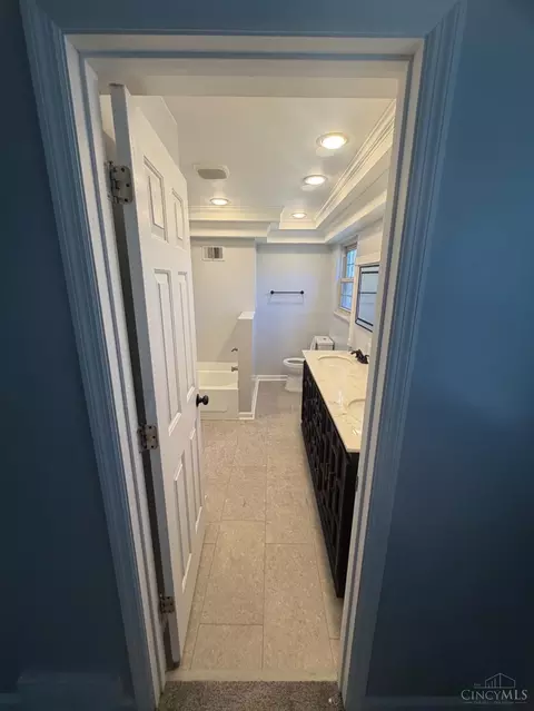 Bath - 650 Allencrest Ct, Cincinnati, OH 45231 photo 2 of 3