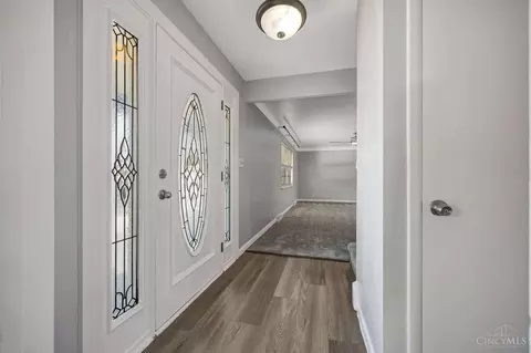 Entry Way - 650 Allencrest Ct, Cincinnati, OH 45231 photo 1 of 2