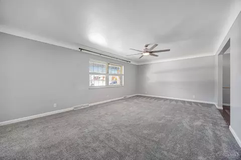 Living - 650 Allencrest Ct, Cincinnati, OH 45231 photo 2 of 3