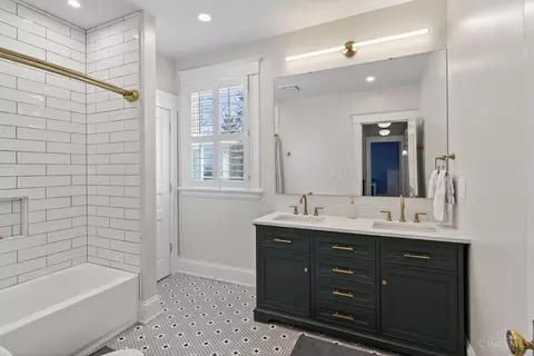 Bath - 3570 Monteith Ave, Cincinnati, OH 45208 photo 2 of 6