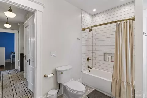 Bath - 3570 Monteith Ave, Cincinnati, OH 45208 photo 3 of 6
