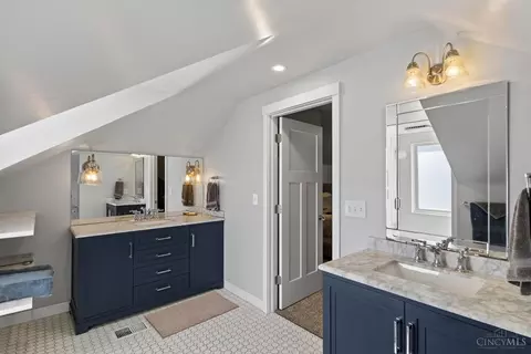 Bath - 3570 Monteith Ave, Cincinnati, OH 45208 photo 5 of 6