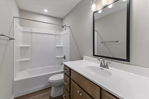 Bath - 186 Farmstead Blvd, Springboro, OH 45066 photo 3 of 4