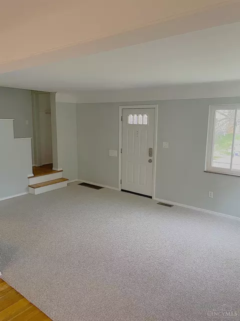Living - 990 Covedale Ave, Cincinnati, OH 45238 photo 2 of 2