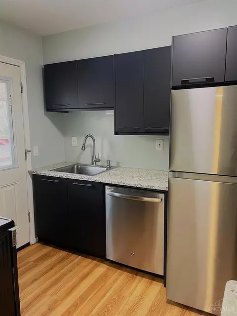 Kitchen - 990 Covedale Ave, Cincinnati, OH 45238 photo 2 of 4