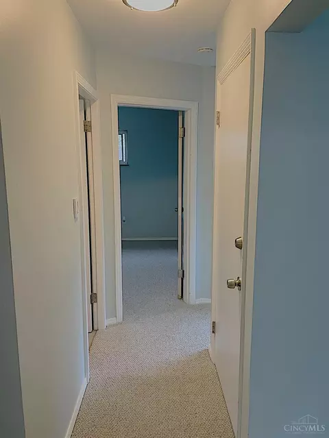 Entry Way - 990 Covedale Ave, Cincinnati, OH 45238 photo 1 of 2