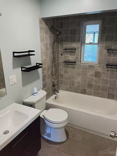 Bath - 990 Covedale Ave, Cincinnati, OH 45238 photo 1 of 2