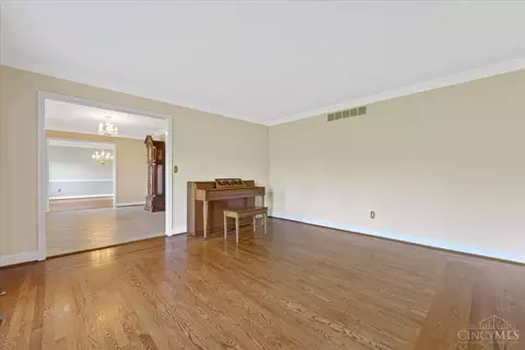 Living - 5182 Michael Anthony Ln, Cincinnati, OH 45247 photo 2 of 7