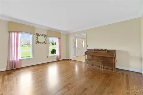 Living - 5182 Michael Anthony Ln, Cincinnati, OH 45247 photo 3 of 7