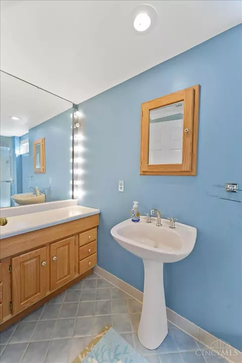 Bath - 5182 Michael Anthony Ln, Cincinnati, OH 45247 photo 7 of 7