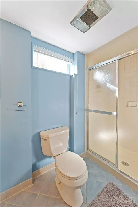 Bath - 5182 Michael Anthony Ln, Cincinnati, OH 45247 photo 6 of 7