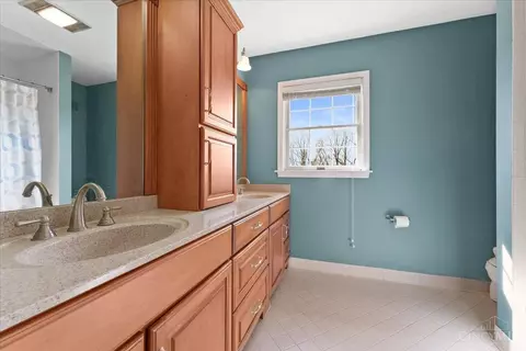 Bath - 5182 Michael Anthony Ln, Cincinnati, OH 45247 photo 2 of 7
