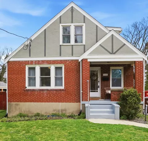 1040 Burns Ave, Wyoming, OH 45215