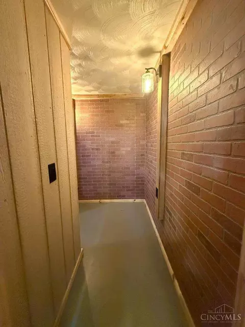 Entry Way - 6381 Golfway Dr, Cincinnati, OH 45239 photo 2 of 2