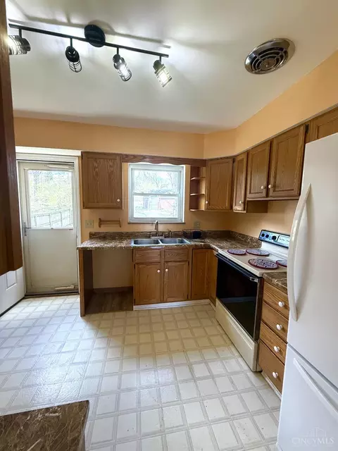 Kitchen - 6381 Golfway Dr, Cincinnati, OH 45239 photo 2 of 3