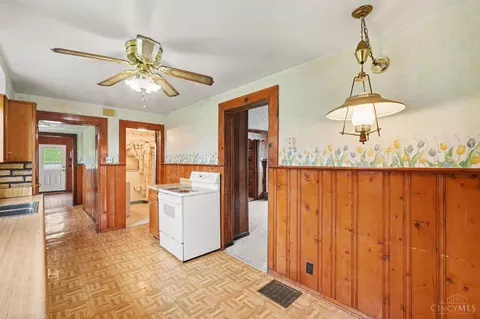 Entry Way - 7332 Hillside Ave, Cincinnati, OH 45233 photo 3 of 4