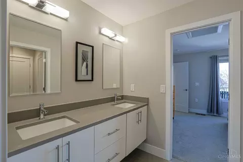 Bath - 1325 Republic St, Cincinnati, OH 45202 photo 6 of 7