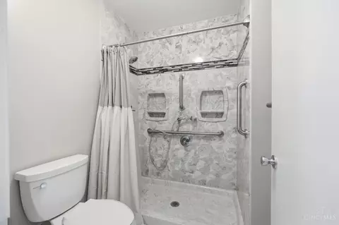 Bath - 9678 Iris Dr, West Chester, OH 45241 photo 3 of 7
