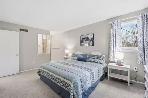 Bedroom - 9678 Iris Dr, West Chester, OH 45241 photo 2 of 7