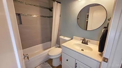 Bath - 3301 Linsan Dr, Cincinnati, OH 45239 photo 2 of 5