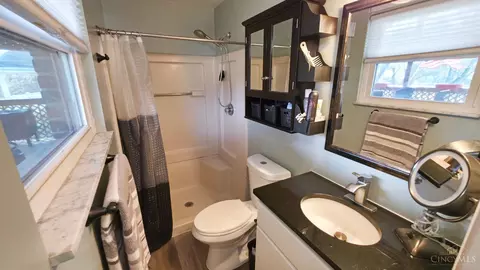 Bath - 3301 Linsan Dr, Cincinnati, OH 45239 photo 3 of 5