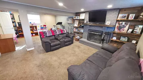 Living - 3301 Linsan Dr, Cincinnati, OH 45239 photo 3 of 4