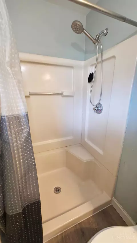 Bath - 3301 Linsan Dr, Cincinnati, OH 45239 photo 4 of 5