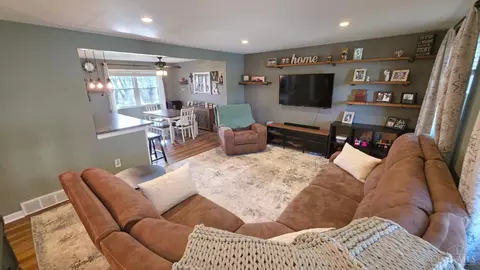Living - 3301 Linsan Dr, Cincinnati, OH 45239 photo 1 of 4