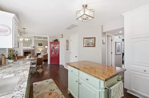 Kitchen - 1502 Huntcrest Dr, Cincinnati, OH 45255 photo 6 of 9