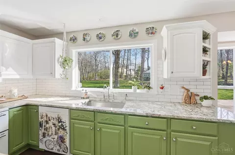 Kitchen - 1502 Huntcrest Dr, Cincinnati, OH 45255 photo 7 of 9