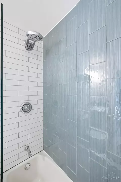 Bath - 1502 Huntcrest Dr, Cincinnati, OH 45255 photo 14 of 14