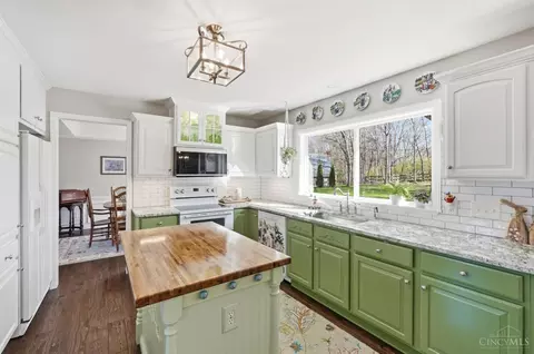 Kitchen - 1502 Huntcrest Dr, Cincinnati, OH 45255 photo 3 of 9