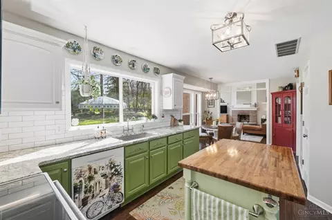Kitchen - 1502 Huntcrest Dr, Cincinnati, OH 45255 photo 5 of 9