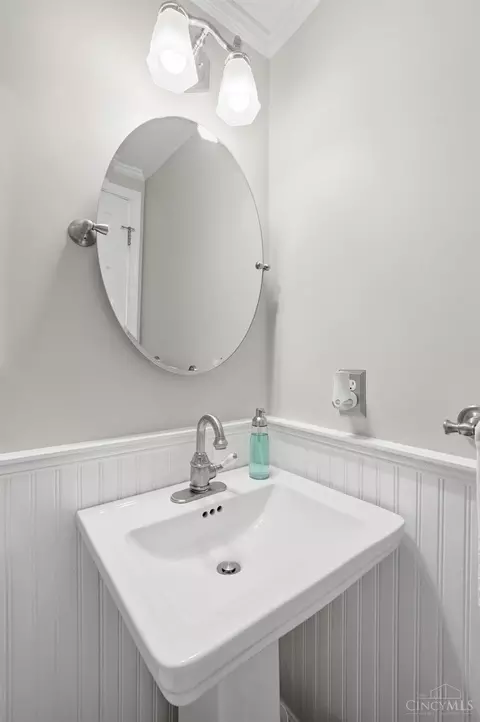 Bath - 1502 Huntcrest Dr, Cincinnati, OH 45255 photo 3 of 14