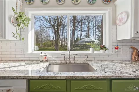 Kitchen - 1502 Huntcrest Dr, Cincinnati, OH 45255 photo 8 of 9