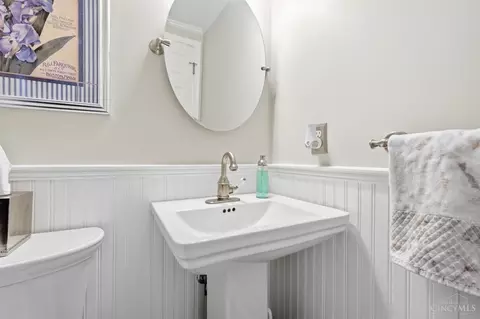 Bath - 1502 Huntcrest Dr, Cincinnati, OH 45255 photo 2 of 14