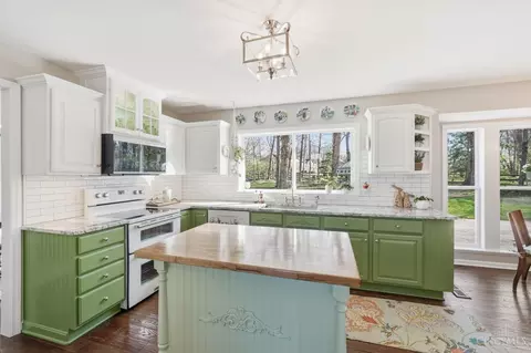 Kitchen - 1502 Huntcrest Dr, Cincinnati, OH 45255 photo 4 of 9