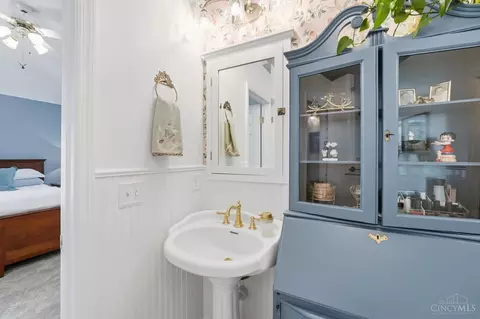 Bath - 1502 Huntcrest Dr, Cincinnati, OH 45255 photo 6 of 14