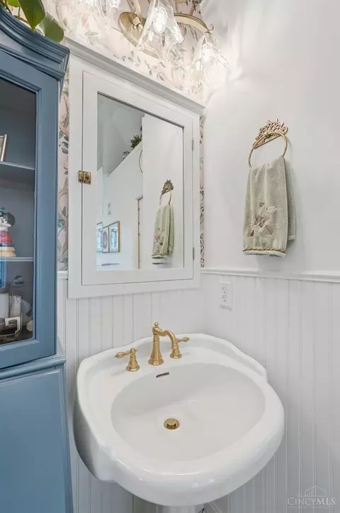 Bath - 1502 Huntcrest Dr, Cincinnati, OH 45255 photo 7 of 14