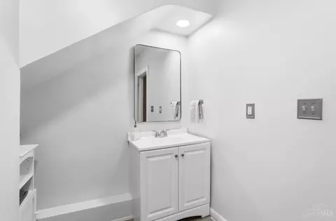 Bath - 1127 Rulison Ave, Cincinnati, OH 45238 photo 4 of 9
