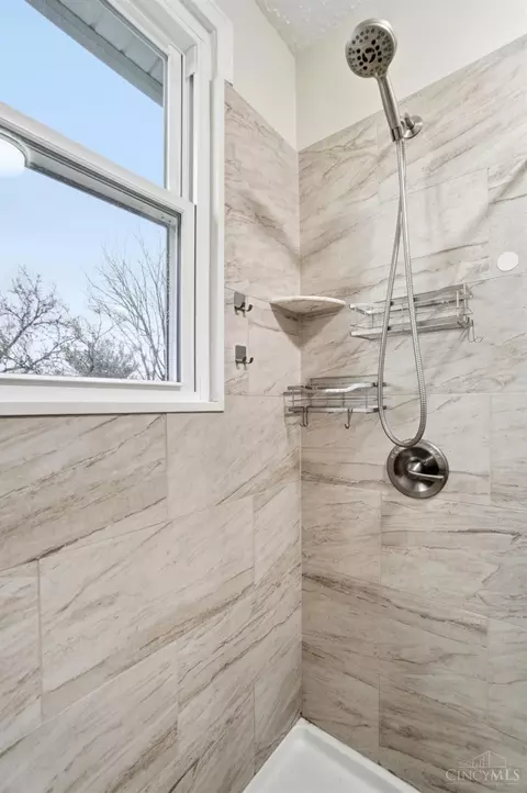 Bath - 1127 Rulison Ave, Cincinnati, OH 45238 photo 6 of 9